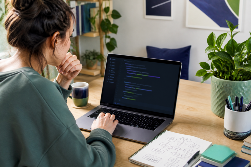 Новичок учит Python за ноутбуком — обложка статьи